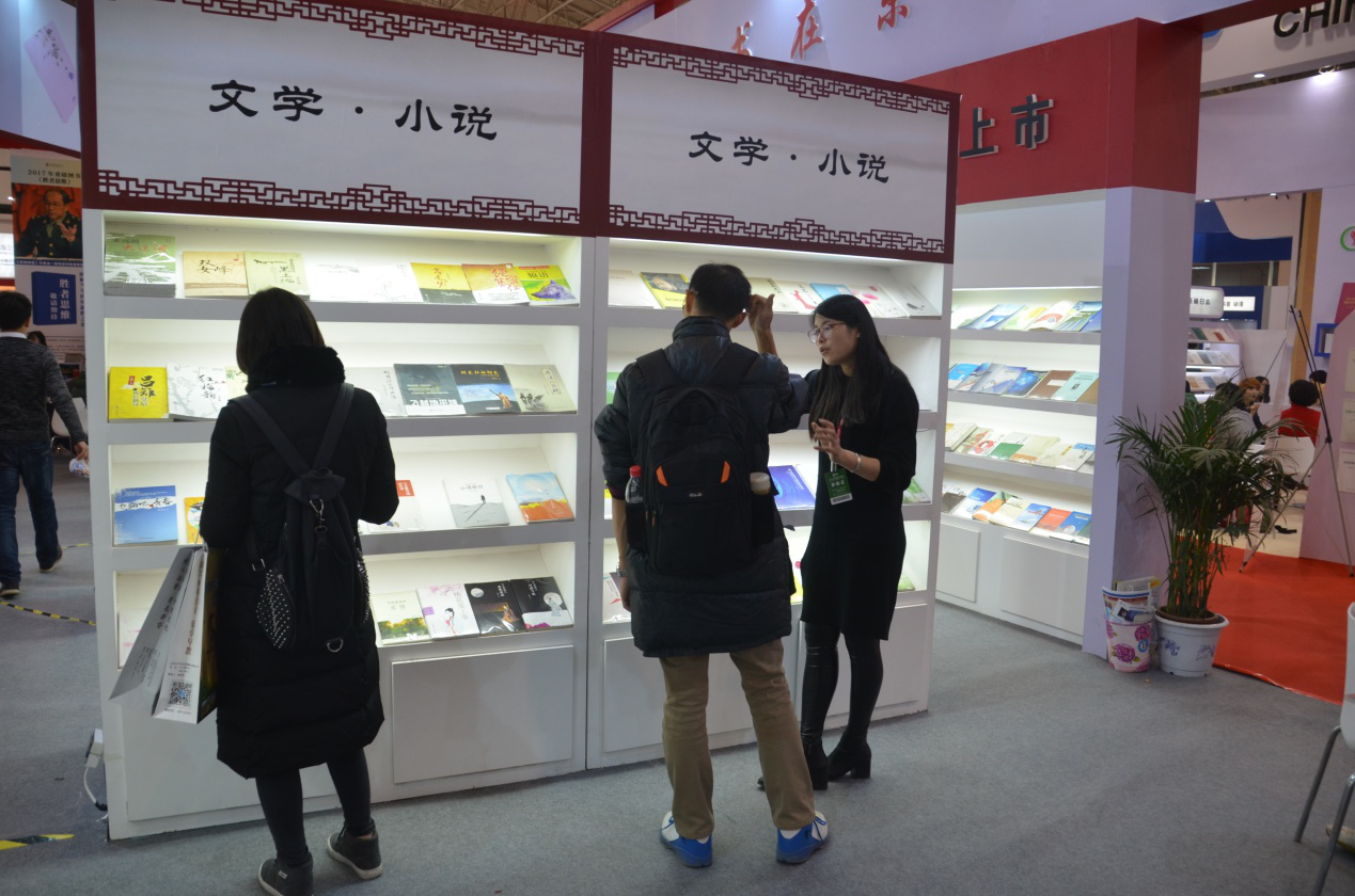 华南大区经理李彩银向客户推荐公司重点产品